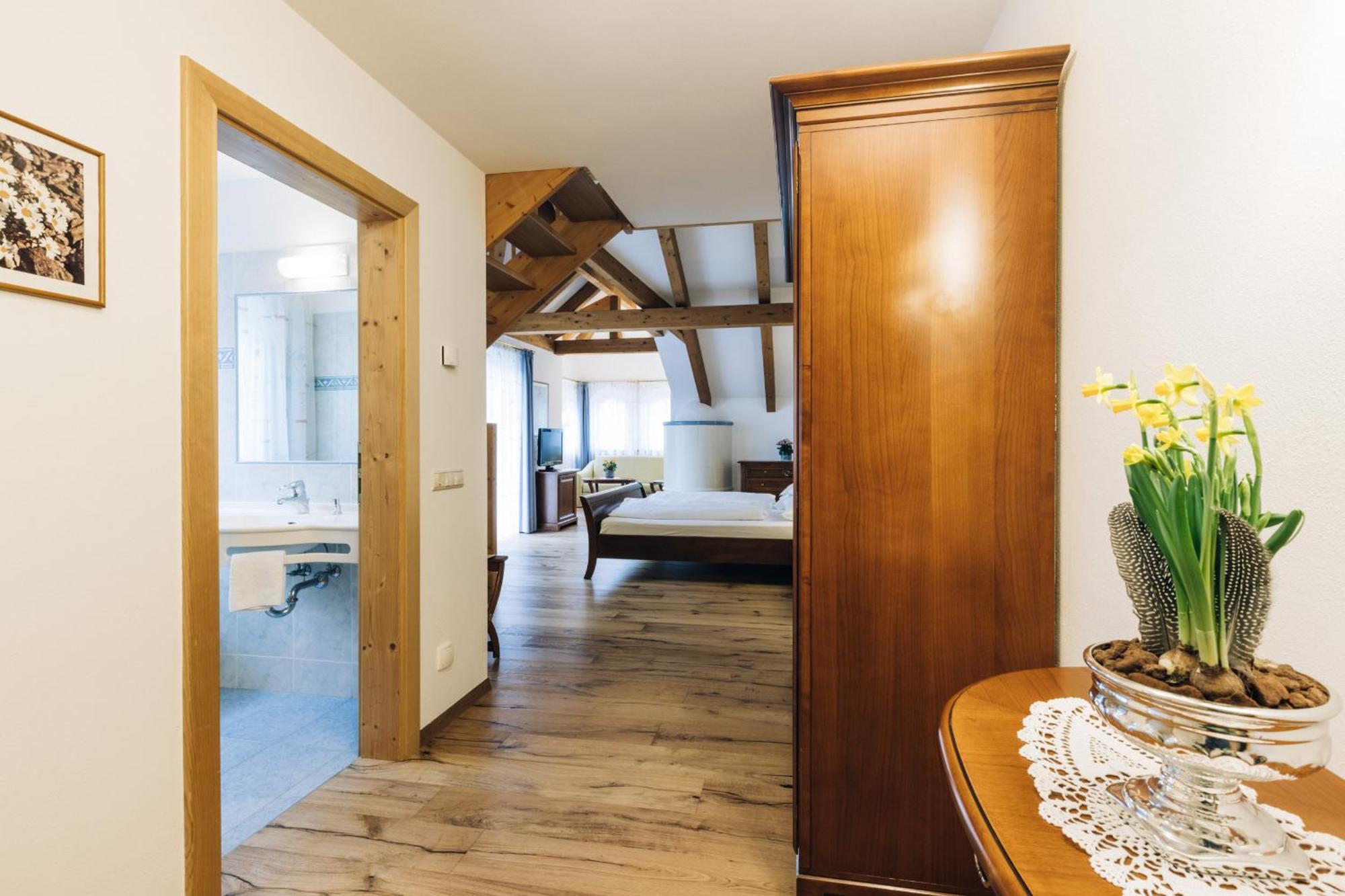 Hotel Tenz 2025 Montagna Eksteriør billede